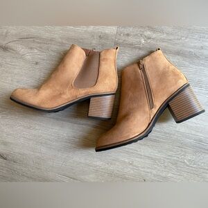 White stag size 10 Tan Ankle Boots